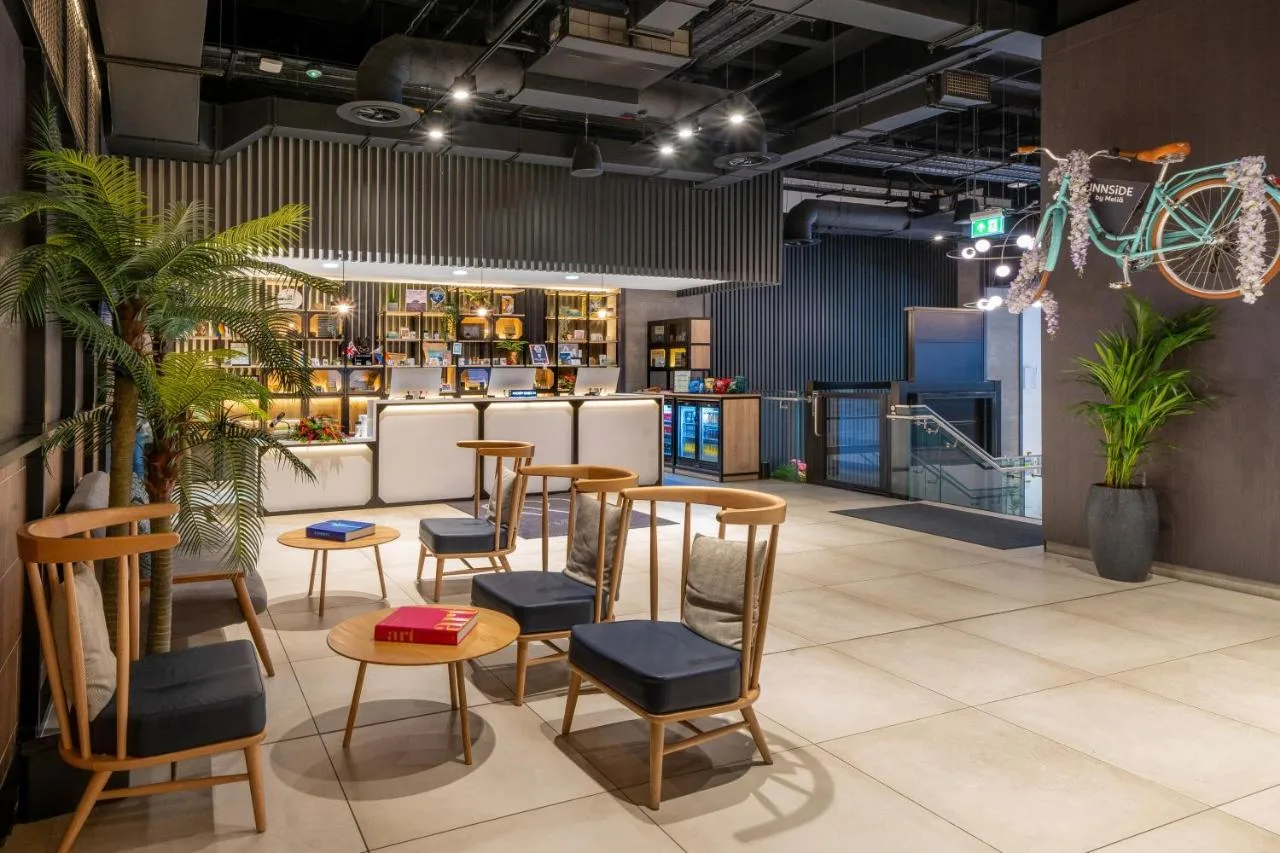 Dining area with tables and chairs at INNSiDE by Meliá Liverpool
